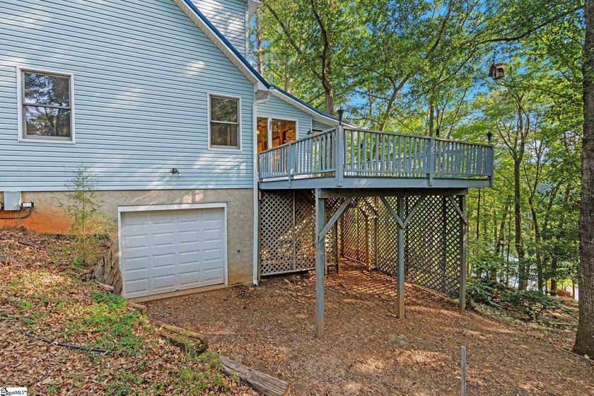 The home features 3 bedrooms, 2.5 bathrooms, and a spacious - photo 29