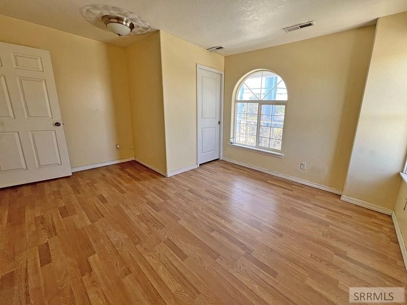 GREAT LOCATION FOR BUSINESS OPPORTUNITY! Property includes 2 - photo 19