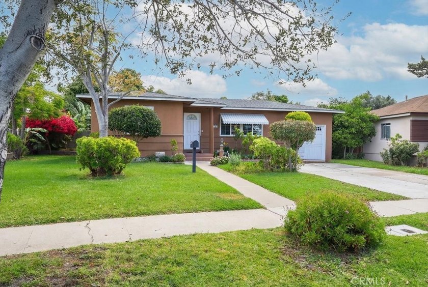 Welcome to 2105 S Rosewood Ave, a charming and beautifully - photo 2