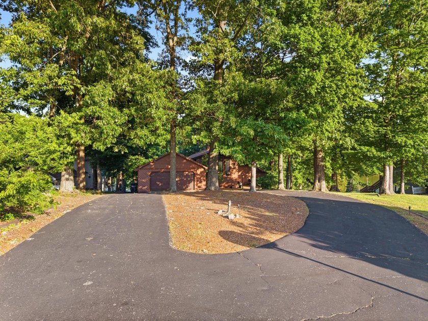 Enjoy lake life at its finest with this beautiful 4-bedroom - photo 24