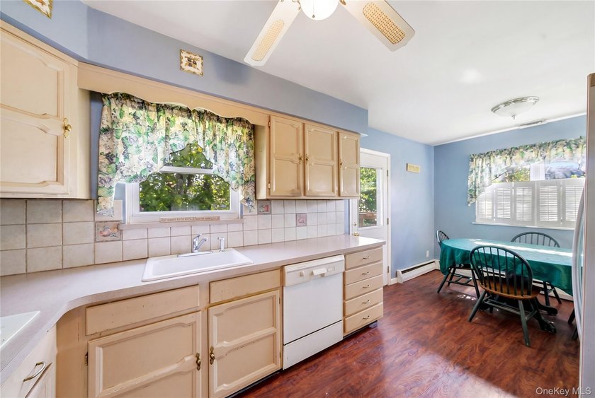 Welcome to this beautifully maintained home nestled in the heart - photo 12