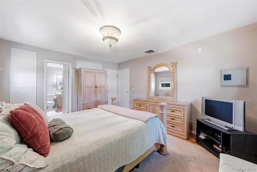 Welcome to this beautifully maintained home nestled in the heart - photo 23