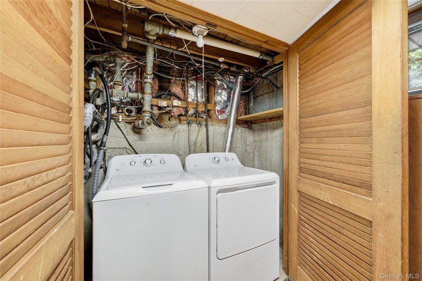 Welcome to this beautifully maintained home nestled in the heart - photo 36