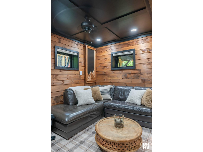 Beautifully renovated Adirondack chalet with no rental - photo 16