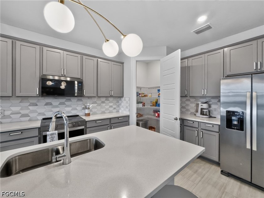 Welcome to your spectacular Florida retreat! Wake up to the - photo 12