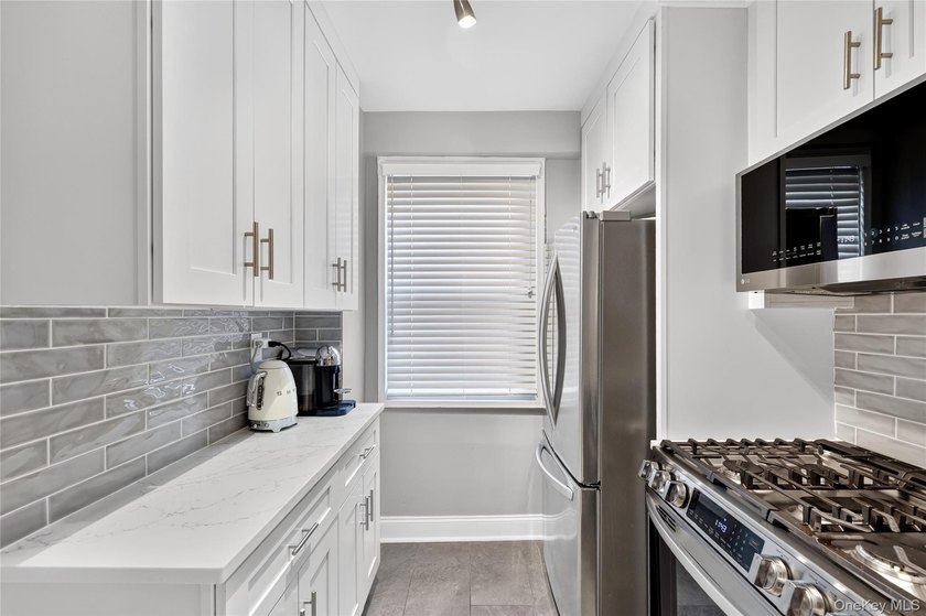 Welcome home to this light-filled, beautifully renovated - photo 15