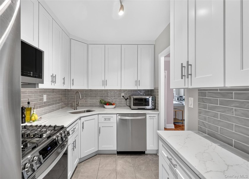 Welcome home to this light-filled, beautifully renovated - photo 16