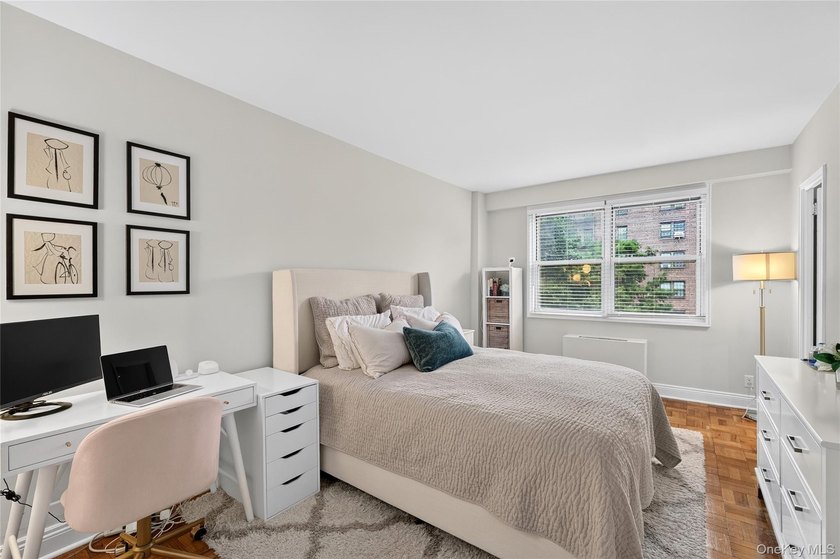 Welcome home to this light-filled, beautifully renovated - photo 20