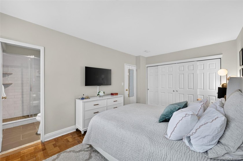 Welcome home to this light-filled, beautifully renovated - photo 22