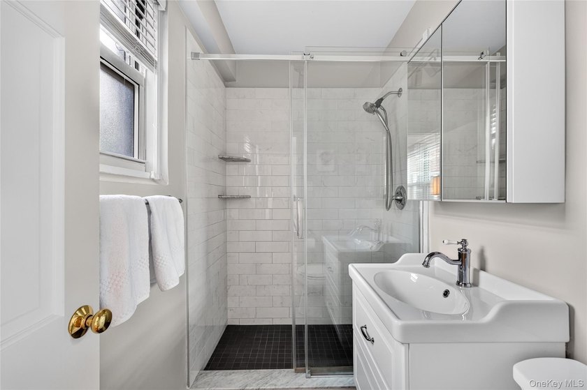 Welcome home to this light-filled, beautifully renovated - photo 23