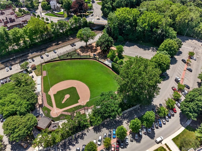 Welcome home to this light-filled, beautifully renovated - photo 26