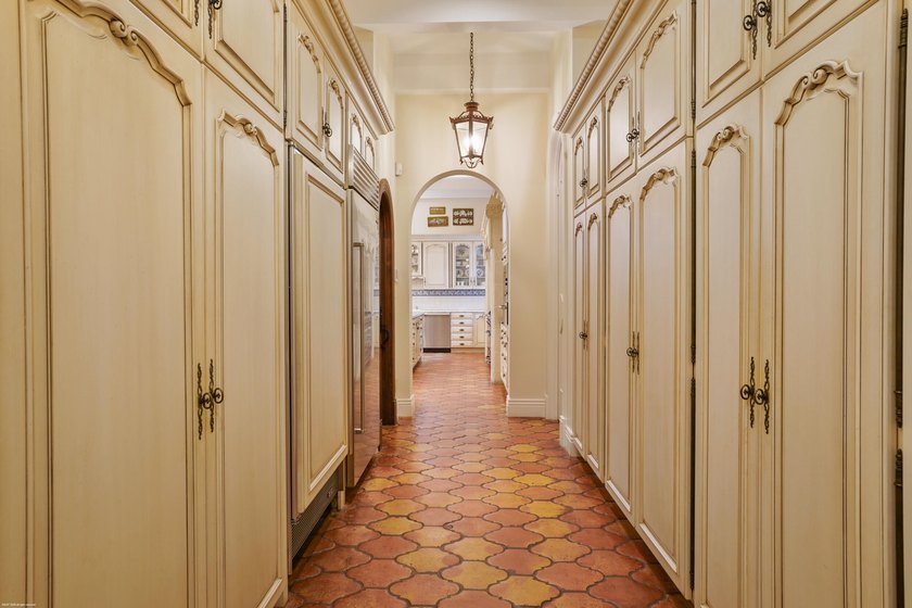 This extraordinary estate at 370 Eagle Drive feels like a - photo 28