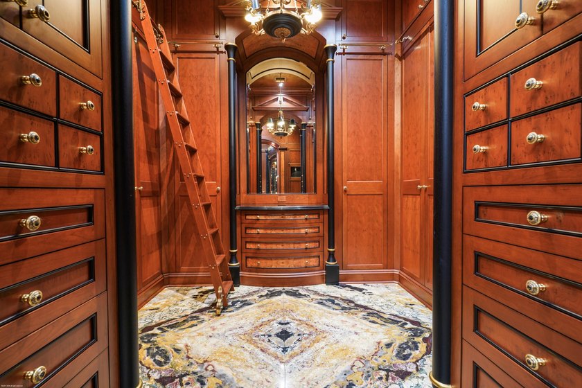 This extraordinary estate at 370 Eagle Drive feels like a - photo 37