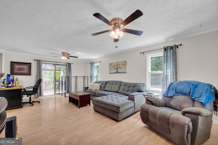 Motivated Seller!!! Adorable Cape Cod-style home offering charm - photo 3