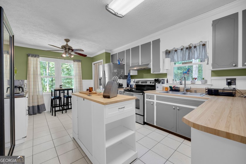 Motivated Seller!!! Adorable Cape Cod-style home offering charm - photo 4