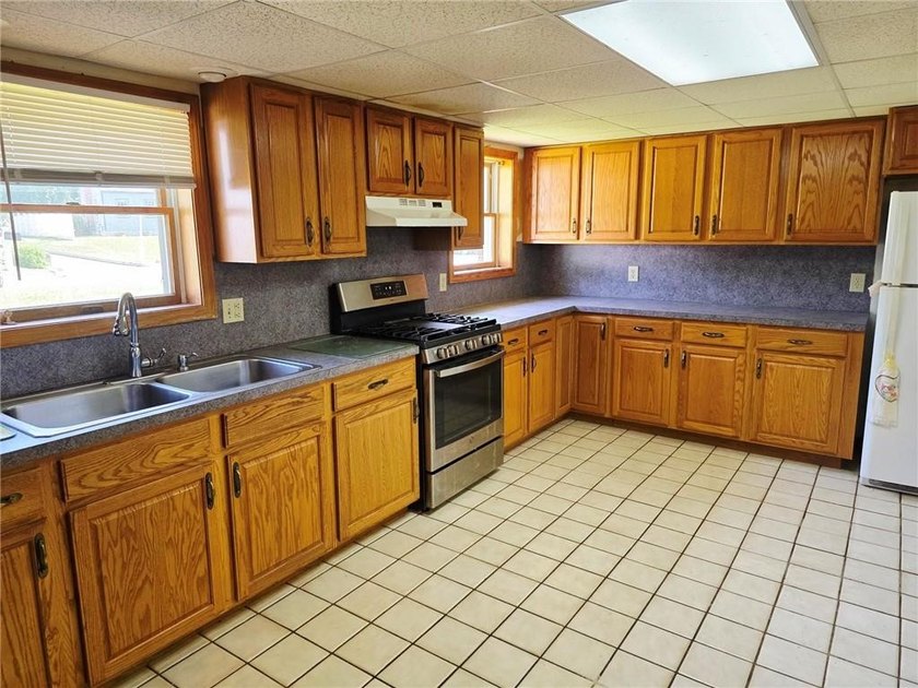 This raised ranch offers 3 bedrooms, one bathroom, galley - photo 18