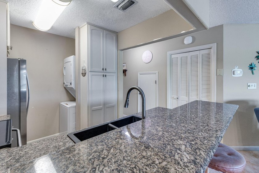 This beautiful 2 bedroom PLUS loft, making the condo live like a - photo 4