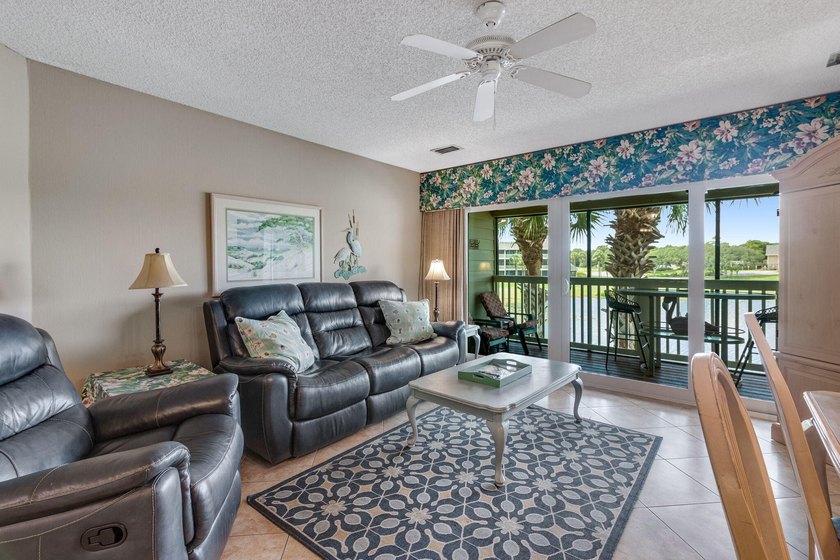 This beautiful 2 bedroom PLUS loft, making the condo live like a - photo 5