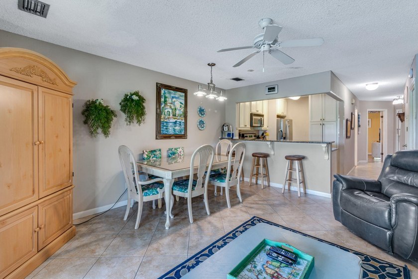 This beautiful 2 bedroom PLUS loft, making the condo live like a - photo 6