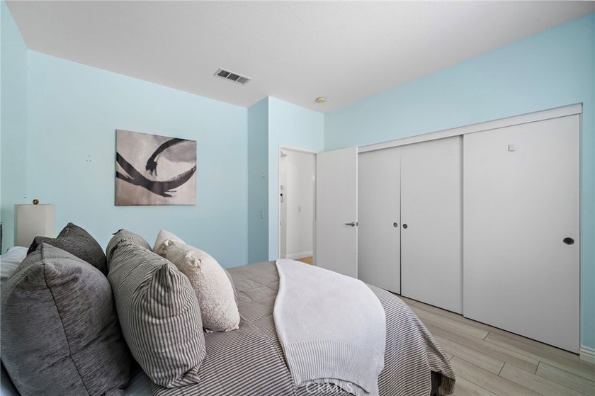 Stunning beautifully upgraded single family detached home in the - photo 16