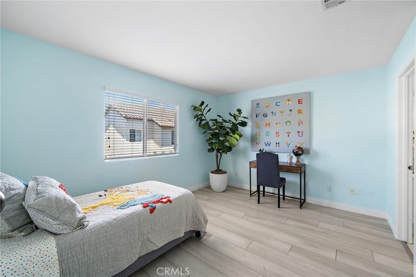 Stunning beautifully upgraded single family detached home in the - photo 18