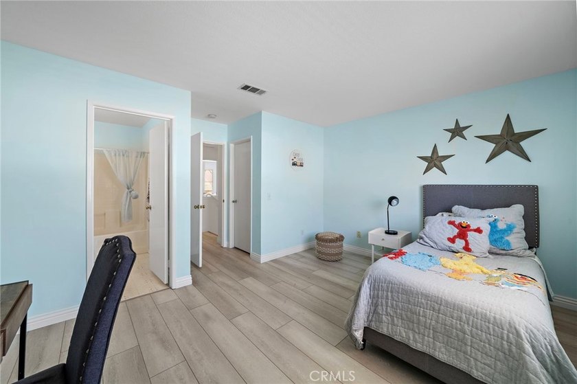 Stunning beautifully upgraded single family detached home in the - photo 19
