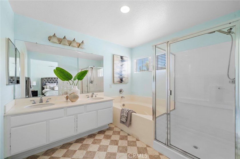Stunning beautifully upgraded single family detached home in the - photo 25