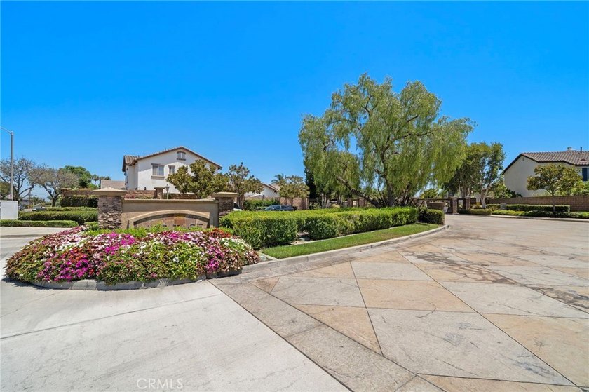 Stunning beautifully upgraded single family detached home in the - photo 33