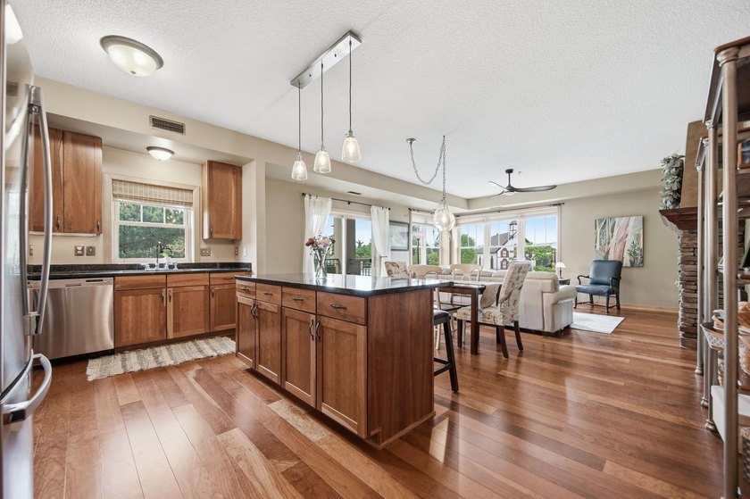 Beautiful end unit in luxury condo building. Cement floors for - photo 4