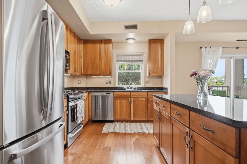Beautiful end unit in luxury condo building. Cement floors for - photo 5