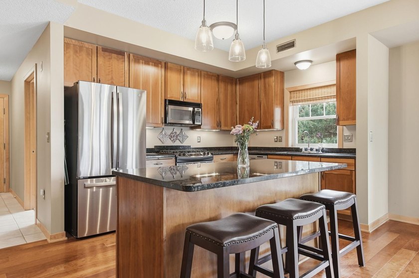 Beautiful end unit in luxury condo building. Cement floors for - photo 6