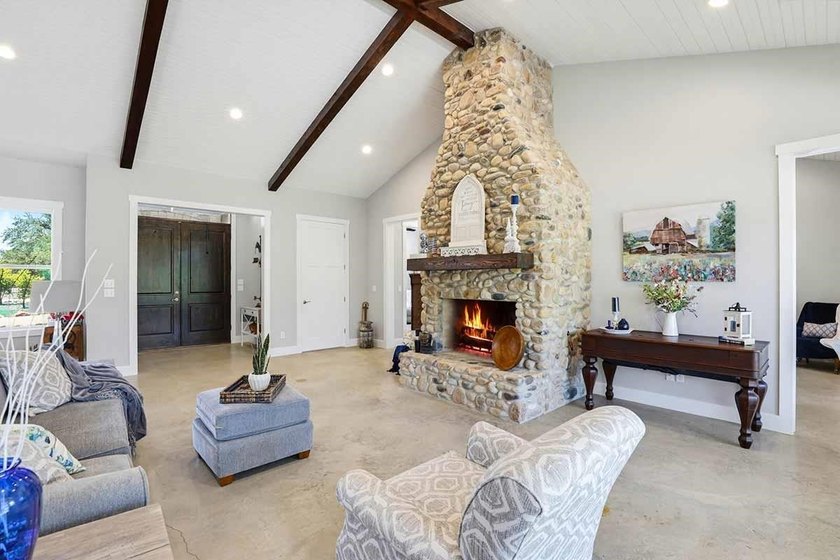 Gorgeous 3,618 SF single-level home, 30'x40' workshop, 7.42 - photo 7
