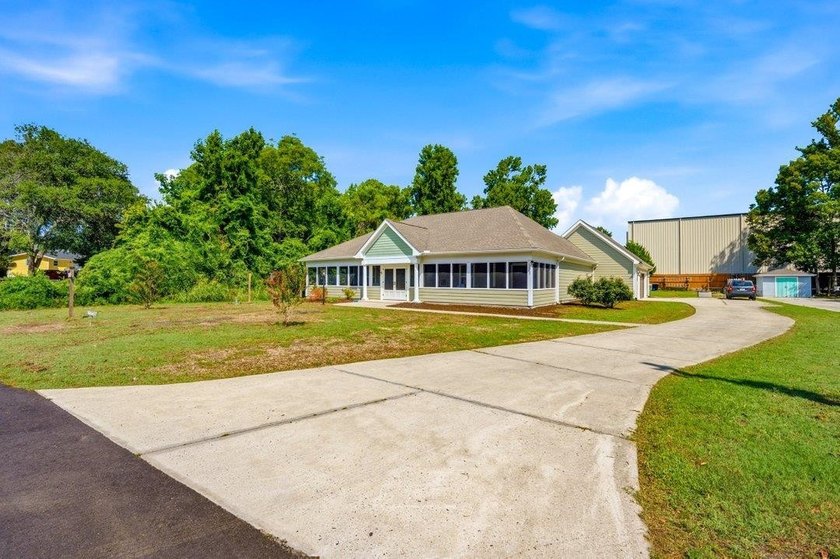 Fantastic opportunity to own a 4 bedroom/3 bath home in the - photo 42