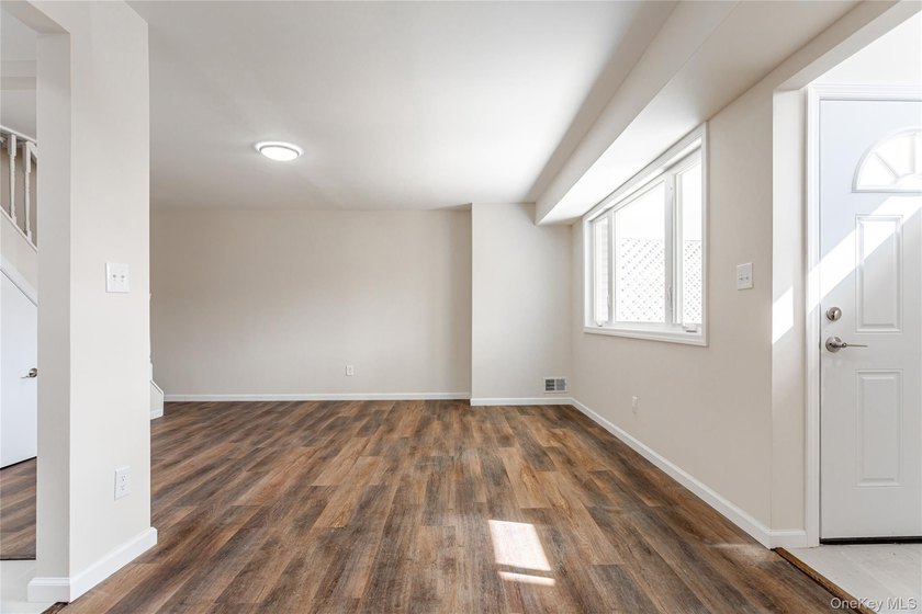Move right into this renovated, Townhouse, with 2-bedrooms, 1.5 - photo 3