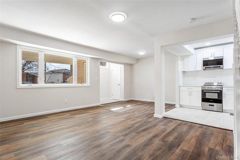 Move right into this renovated, Townhouse, with 2-bedrooms, 1.5 - photo 5