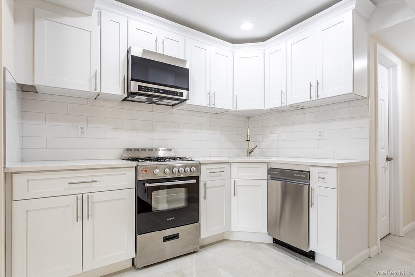 Move right into this renovated, Townhouse, with 2-bedrooms, 1.5 - photo 8