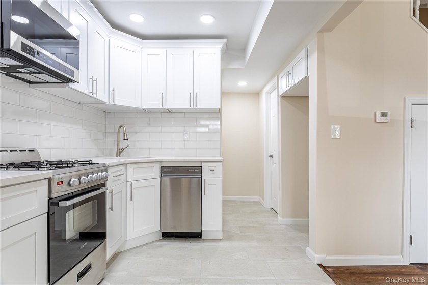 Move right into this renovated, Townhouse, with 2-bedrooms, 1.5 - photo 9