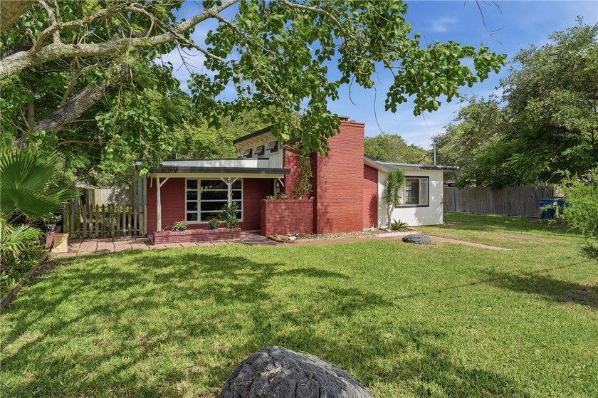 Don't miss out on this charming 2-bdrm,1 bath cottage peacefully - photo 4