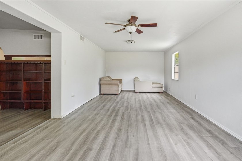 Don't miss out on this charming 2-bdrm,1 bath cottage peacefully - photo 10