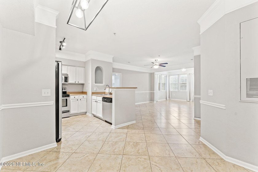 You will love this 2/2 beautiful light and bright condo in the - photo 11