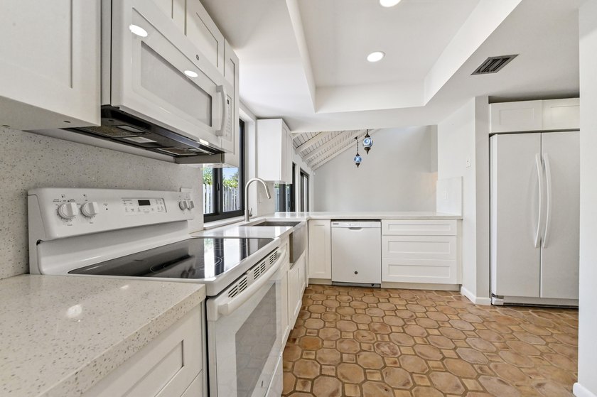 Corner unit villa features 2 bed, 2 bath, large den (could be a - photo 15