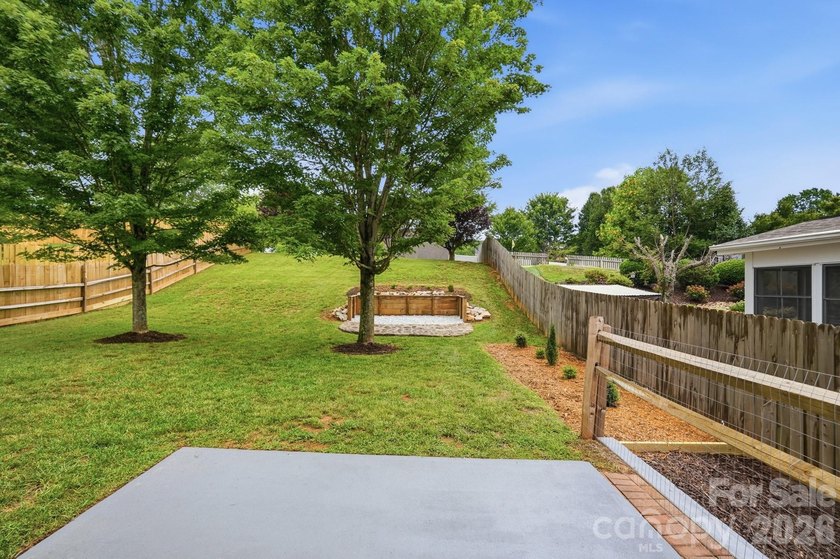 Welcome to this beautifully updated 5-bedroom, 3-bathroom home - photo 36