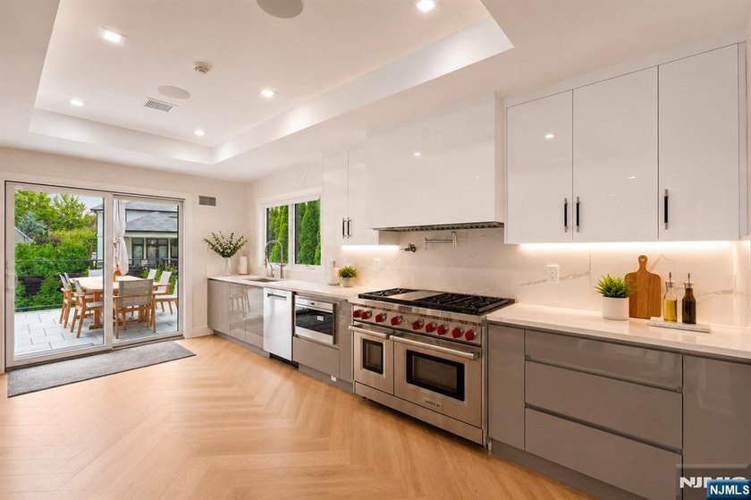 Welcome to 35 Jane Drive, a spectacular contemporary residence - photo 22