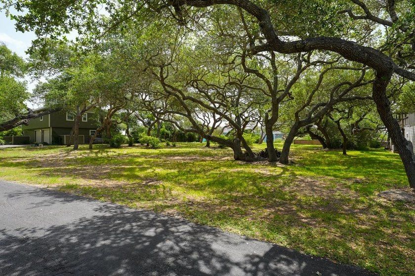 A stunning property located in a desirable waterfront community - photo 2