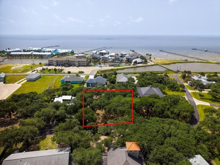 A stunning property located in a desirable waterfront community - photo 3
