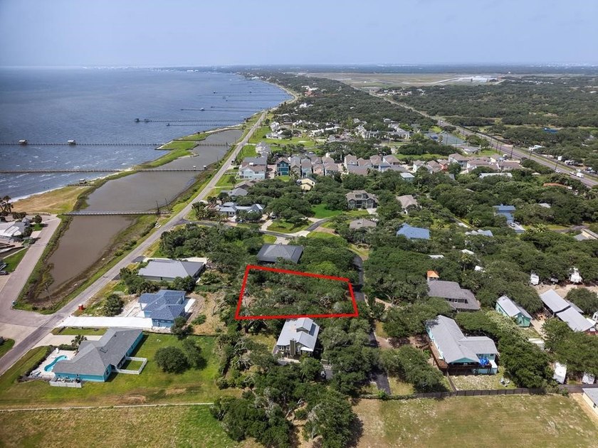 A stunning property located in a desirable waterfront community - photo 9