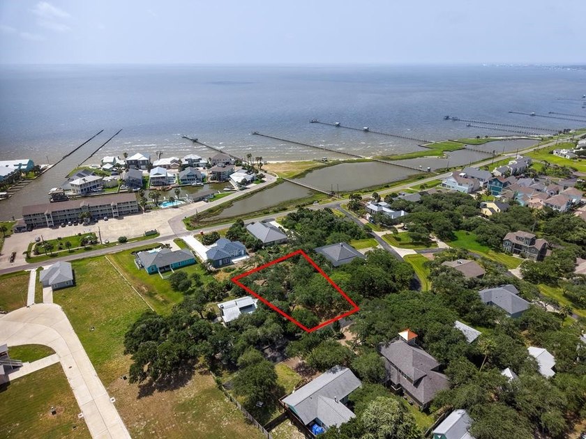 A stunning property located in a desirable waterfront community - photo 10