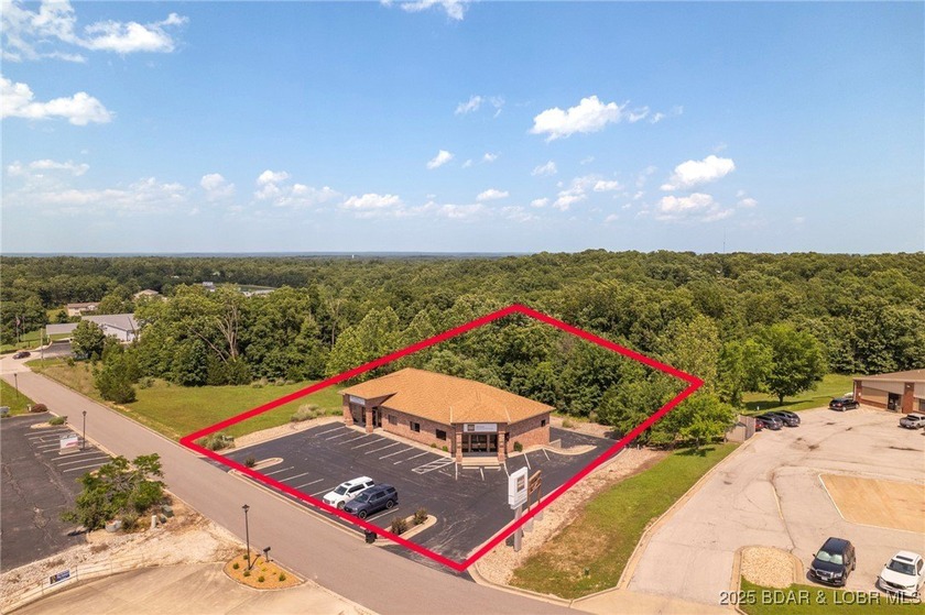 Prime Commercial INVESTMENT OPPORTUNITY. This well-maintained - photo 3