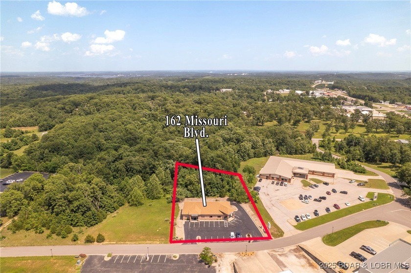 Prime Commercial INVESTMENT OPPORTUNITY. This well-maintained - photo 4