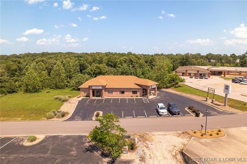 Prime Commercial INVESTMENT OPPORTUNITY. This well-maintained - photo 7